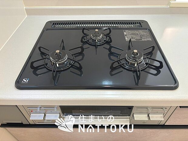 【ビルトインコンロ】フラットな構造で清掃性が高く、過熱防止センサー付3口タイプで日頃の家事も快適です。