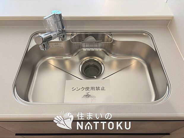 【浄水器内臓型ハンドシャワー付シンク】傷や汚れが付きにくい静音仕様の全面エンボス加工シンク。
また、蛇口の先端に浄水器を内蔵。浄水シャワーが使える毎分4リットルのたっぷり浄水。