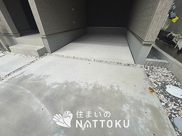 【現地写真(駐車場)】駐車スペースが広く、運転が苦手な方も安心です。