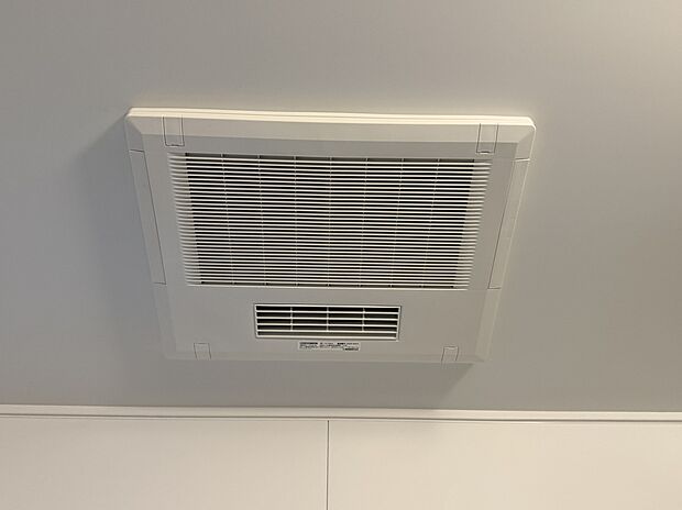 【電気式浴室暖房換気乾燥機】寒い冬場はあたたかく、暑い夏場は扇風機のような心地よさです。
雨の日は、浴室が衣類乾燥スペースになります。