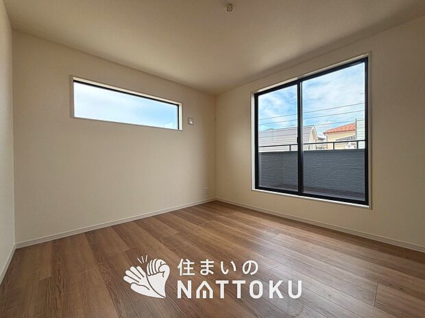 【現地写真(寝室)】木目の美しさを際立たせるシンプルデザインの建具を使用しています。