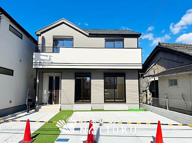 【現地写真(外観)【B号地】】軽くて火災に強い屋根材を採用し、地震時の建物への負担や揺れを軽減しています。
