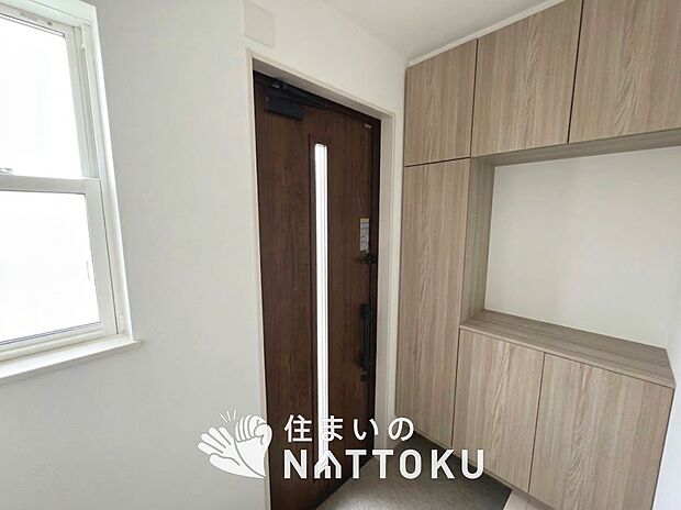 【現地写真(玄関)】玄関には、大型のシューズ収納を設置しています。