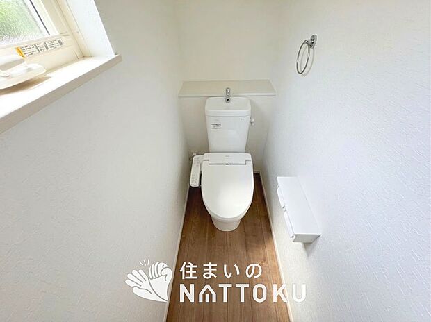 【トイレ】汚れてもサッとひと拭きでお手入れ簡単、エコ仕様の温水洗浄便座付きのトイレです。
バリアフリーにも配慮しています。