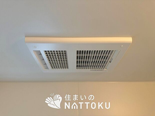 【浴室暖房換気乾燥機】寒い冬場はあたたかく、暑い夏場は扇風機のような心地よさです。
雨の日は、浴室が衣類乾燥スペースになります。