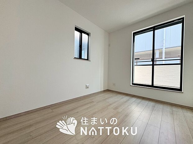 【現地写真(洋室)】木目の美しさを際立たせるシンプルデザインの建具を使用しています。