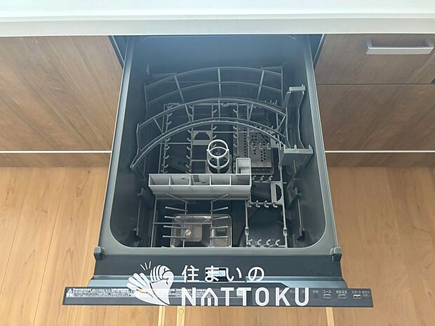 【食器洗い乾燥機】食後の時間にゆとりを与えてくれる食器洗い乾燥機。
操作ボタンも上面にあるので、腰をかがめずに操作ができラクラクです。