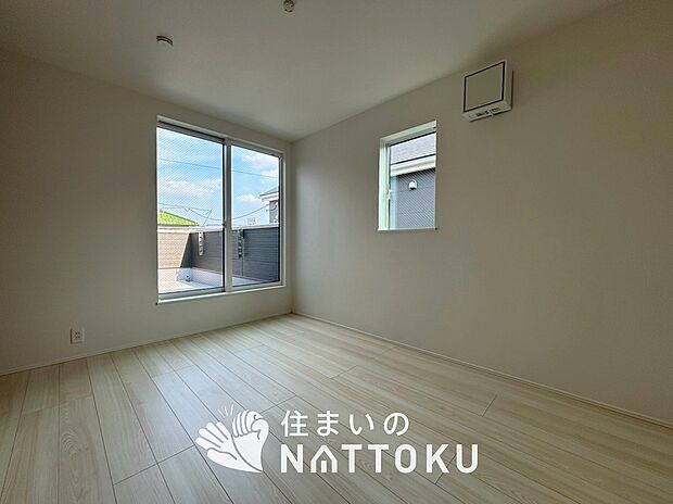 【現地写真(寝室)】木目の美しさを際立たせるシンプルデザインの建具を使用しています。