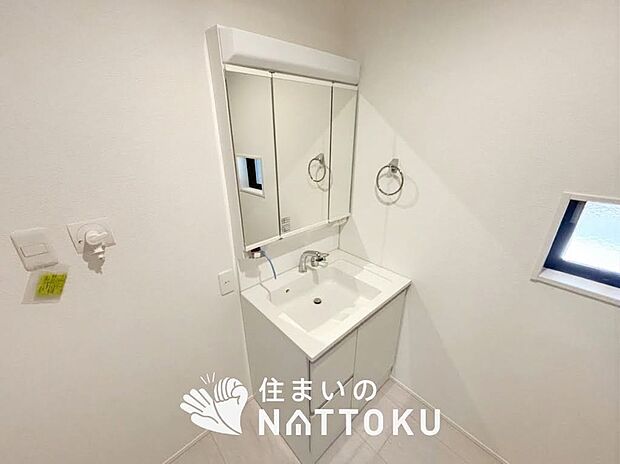 【洗面台・洗面所】鏡の両サイドは、必要なものを取出しやすく、大きな鏡面で朝の準備も快適。
使いやすいリフトアップ機能付きのシングルレバーシャワー水栓付です。