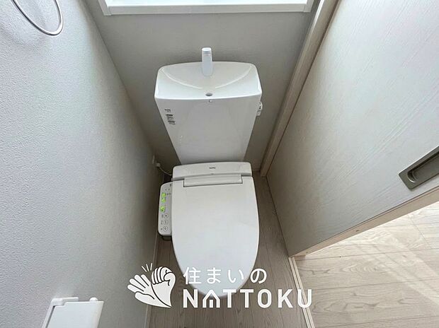 【トイレ】汚れてもサッとひと拭きでお手入れ簡単、エコ仕様の温水洗浄便座付きのトイレです。
バリアフリーにも配慮しています。
