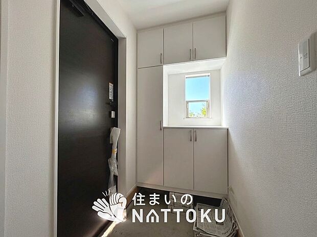 【現地写真（玄関）】玄関には、大型のシューズ収納を設置しています。