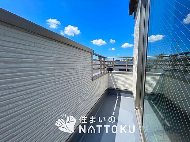 【バルコニー】奥行きが広く、洗濯物をゆったりと干せる十分な広さで、家族の洗濯も捗ります。
