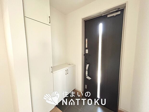 【現地写真(玄関)】玄関には、大型のシューズ収納を設置しています。
