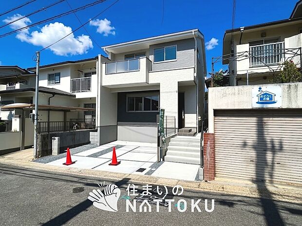 【現地写真(外観)】軽くて火災に強い屋根材を採用し、地震時の建物への負担や揺れを軽減しています。