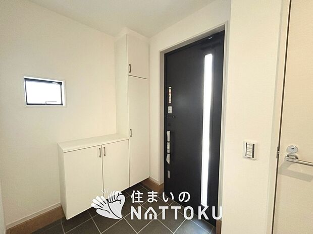 【現地写真(玄関)】玄関には、大型のシューズ収納を設置しています。