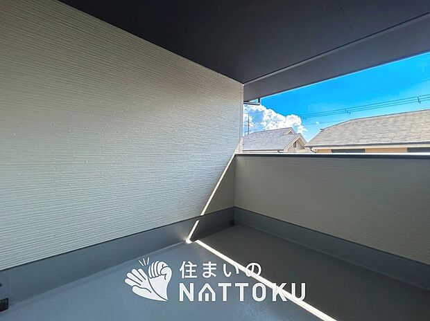 【バルコニー】奥行きが広く、洗濯物をゆったりと干せる十分な広さで、家族の洗濯も捗ります。
