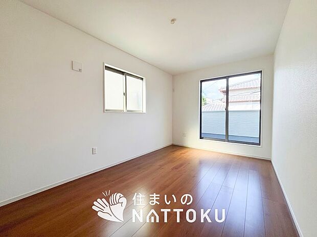 【現地写真(寝室)】木目の美しさを際立たせるシンプルデザインの建具を使用しています。