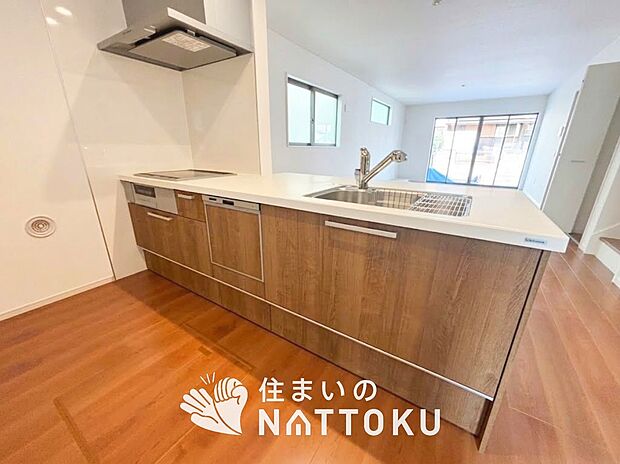 【現地写真(キッチン)】収納たっぷりのシステムキッチン、浄水器付水栓を標準装備しています。