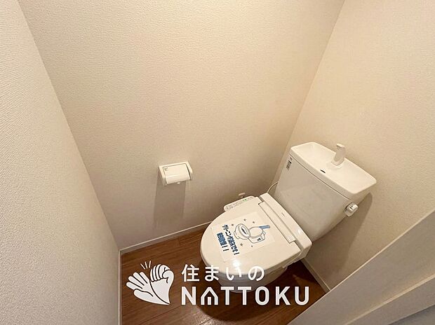 【トイレ】汚れてもサッとひと拭きでお手入れ簡単、エコ仕様の温水洗浄便座付きのトイレです。
バリアフリーにも配慮しています。