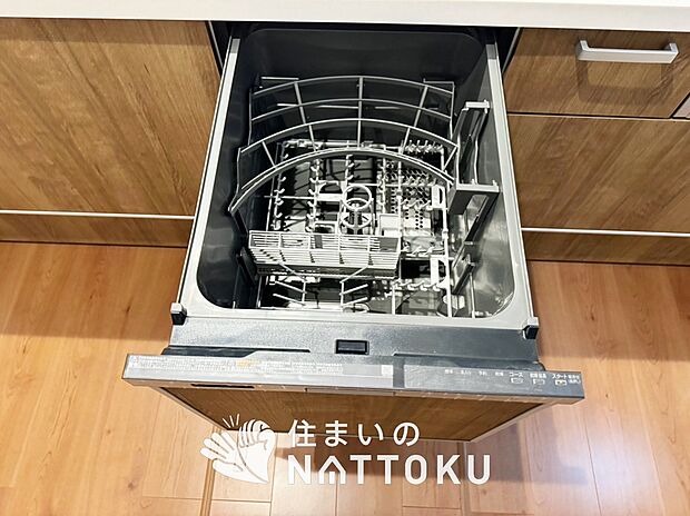 【食器洗い乾燥機】食後の時間にゆとりを与えてくれる食器洗い乾燥機。
操作ボタンも上面にあるので、腰をかがめずに操作ができラクラクです。