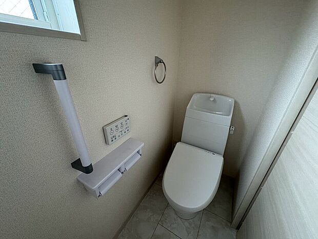 【トイレ】汚れてもサッとひと拭きでお手入れ簡単、エコ仕様の温水洗浄便座付きのトイレです。
バリアフリーにも配慮しています。