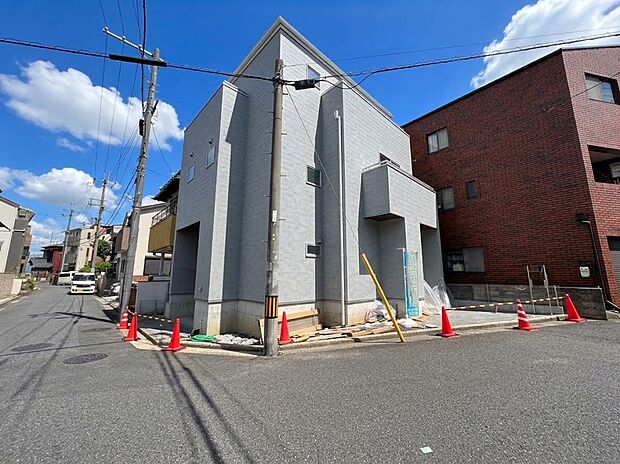 【現地写真(前道含む外観)】健康被害に配慮したもっとも安全性の高い建材を採用し、シックハウス対策をしております。