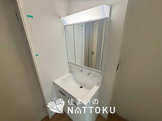 【洗面台・洗面所】鏡の両サイドは、必要なものを取出しやすく、大きな鏡面で朝の準備も快適。
使いやすいリフトアップ機能付きのシングルレバーシャワー水栓付です。