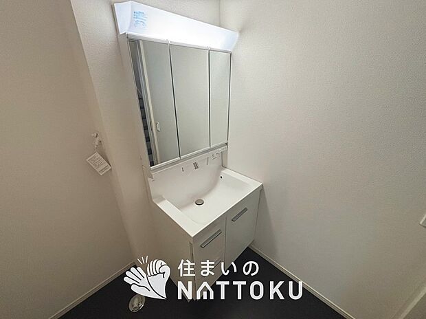 【洗面台・洗面所】鏡の両サイドは、必要なものを取出しやすく、大きな鏡面で朝の準備も快適。
使いやすいリフトアップ機能付きのシングルレバーシャワー水栓付です。
