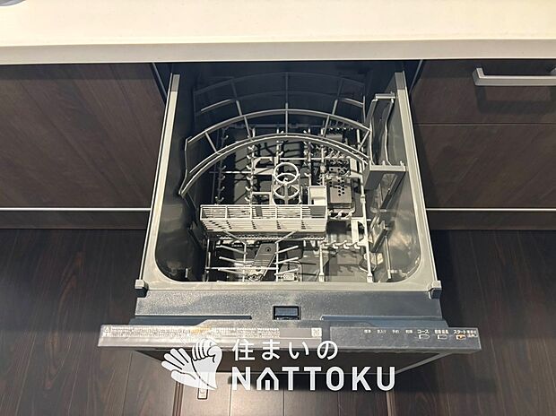 【食器洗い乾燥機】食後の時間にゆとりを与えてくれる食器洗い乾燥機。
操作ボタンも上面にあるので、腰をかがめずに操作ができラクラクです。