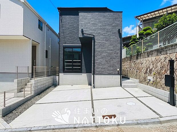 【現地写真(街並み)】雨で汚れを落とし、耐久性・耐候性に優れた外壁を使用しています。