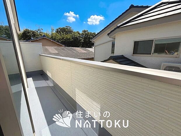 【バルコニー】奥行きが広く、洗濯物をゆったりと干せる十分な広さで、家族の洗濯も捗ります。