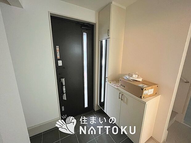 【現地写真(玄関)】玄関には、大型のシューズ収納を設置しています。