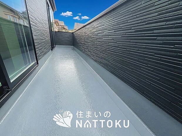 【バルコニー】奥行きが広く、洗濯物をゆったりと干せる十分な広さで、家族の洗濯も捗ります。