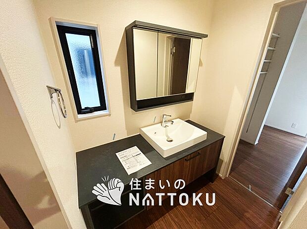 【洗面台・洗面所】鏡の両サイドは、必要なものを取出しやすく、大きな鏡面で朝の準備も快適。
使いやすいリフトアップ機能付きのシングルレバーシャワー水栓付です。
