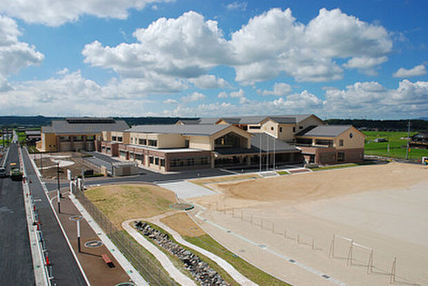 東近江市立八日市南小学校(約1,100m)