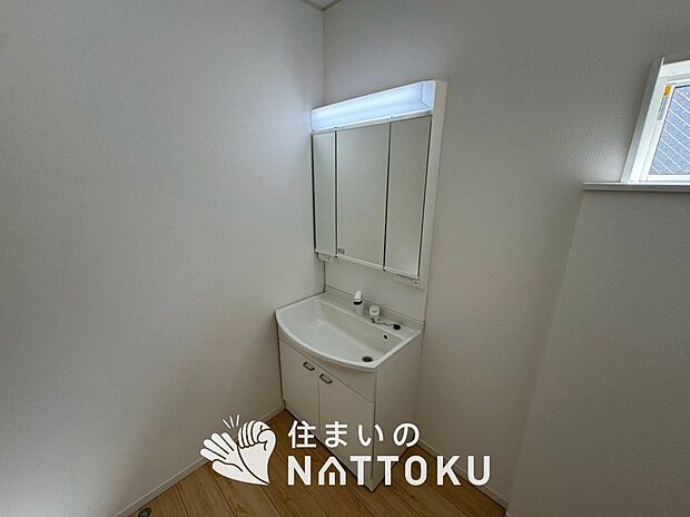 【洗面台・洗面所】鏡の両サイドは、必要なものを取出しやすく、大きな鏡面で朝の準備も快適。
使いやすいリフトアップ機能付きのシングルレバーシャワー水栓付です。