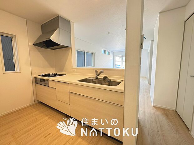 【現地写真(キッチン)】収納たっぷりのシステムキッチン、浄水器付水栓を標準装備しています。