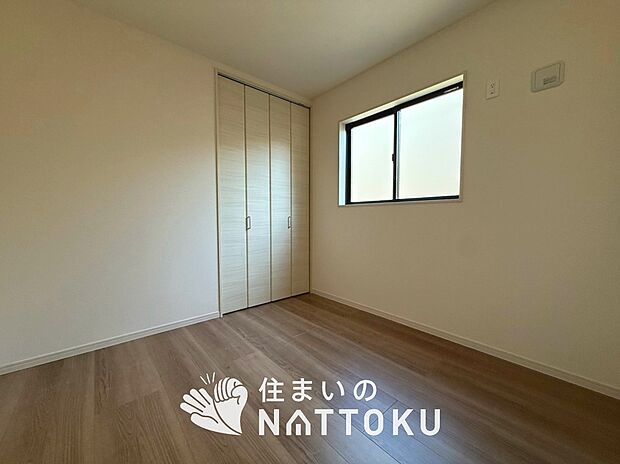 【現地写真(洋室)】木目の美しさを際立たせるシンプルデザインの建具を使用しています。