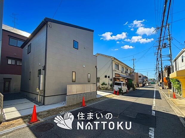 【現地写真(前道含む外観)】健康被害に配慮したもっとも安全性の高い建材を採用し、シックハウス対策をしております。