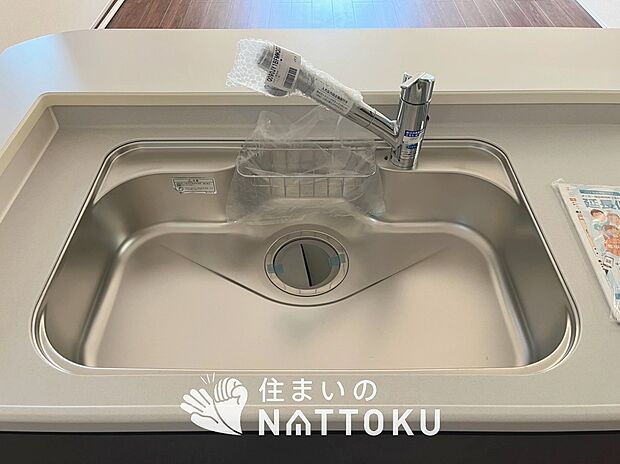 【浄水器内臓型ハンドシャワー付シンク】傷や汚れが付きにくい静音仕様の全面エンボス加工シンク。
また、蛇口の先端に浄水器を内蔵。浄水シャワーが使える毎分4リットルのたっぷり浄水。
