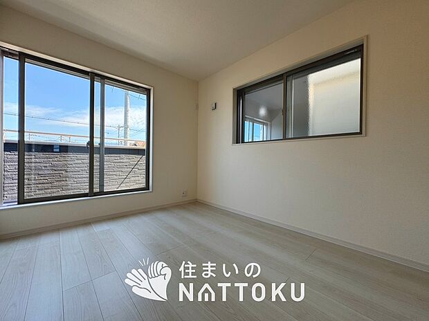 【現地写真(寝室)】木目の美しさを際立たせるシンプルデザインの建具を使用しています。