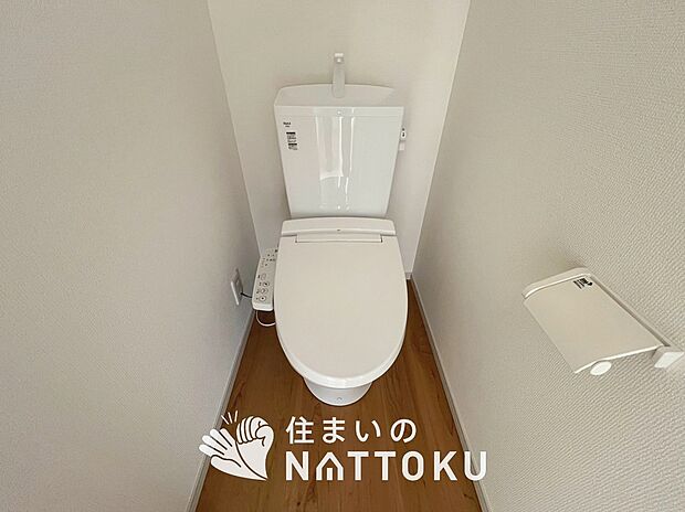 【トイレ】汚れてもサッとひと拭きでお手入れ簡単、エコ仕様の温水洗浄便座付きのトイレです。
バリアフリーにも配慮しています。