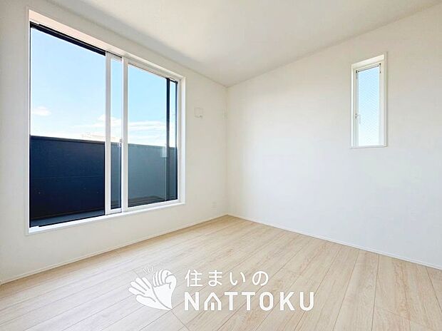 【現地写真(洋室)】木目の美しさを際立たせるシンプルデザインの建具を使用しています。