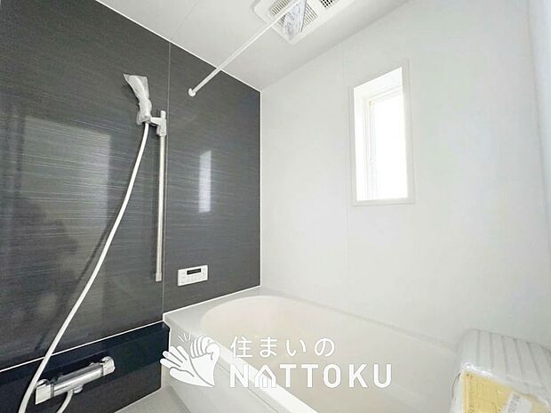 【現地写真(浴室)】浴室暖房乾燥機付き。1坪タイプで広々です。
