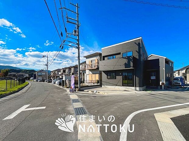 【現地写真（街並み）】雨で汚れを落とし、耐久性・耐候性に優れた外壁を使用しています。