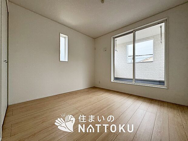 【現地写真(寝室)】木目の美しさを際立たせるシンプルデザインの建具を使用しています。