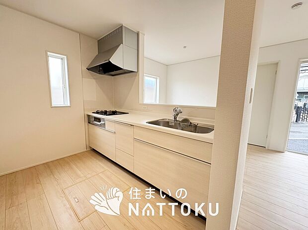 【現地写真(キッチン)】収納たっぷりのシステムキッチン、浄水器付水栓を標準装備しています。