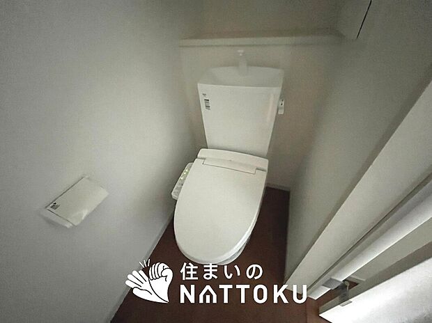 【トイレ】汚れてもサッとひと拭きでお手入れ簡単、エコ仕様の温水洗浄便座付きのトイレです。
バリアフリーにも配慮しています。
