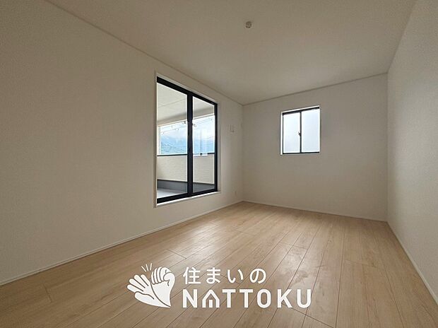 【現地写真（寝室）】木目の美しさを際立たせるシンプルデザインの建具を使用しています。