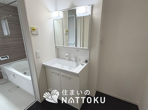 【洗面台・洗面所】鏡の両サイドは、必要なものを取出しやすく、大きな鏡面で朝の準備も快適。
使いやすいリフトアップ機能付きのシングルレバーシャワー水栓付です。